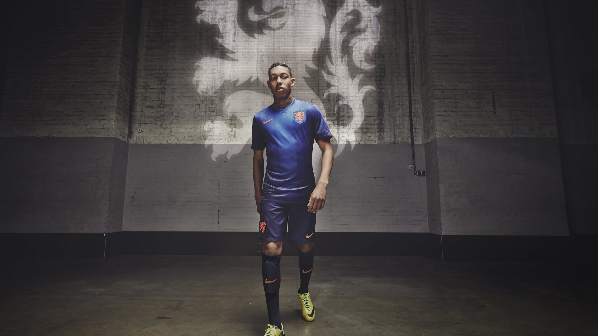 足球职业联赛热度持续升温，观赏性十足，业余足球赛事